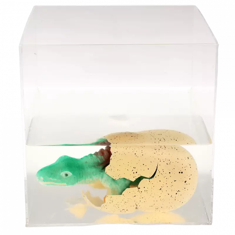 Riesenei mit schlüpfendem Dino