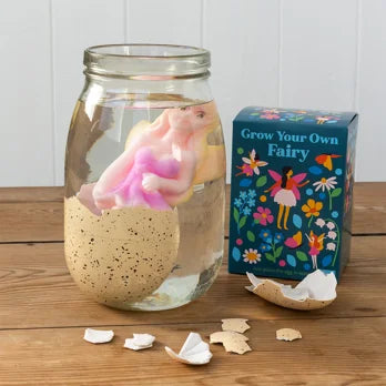 Riesen-Ei mit schlüpfender Fee Fairies in the Garden