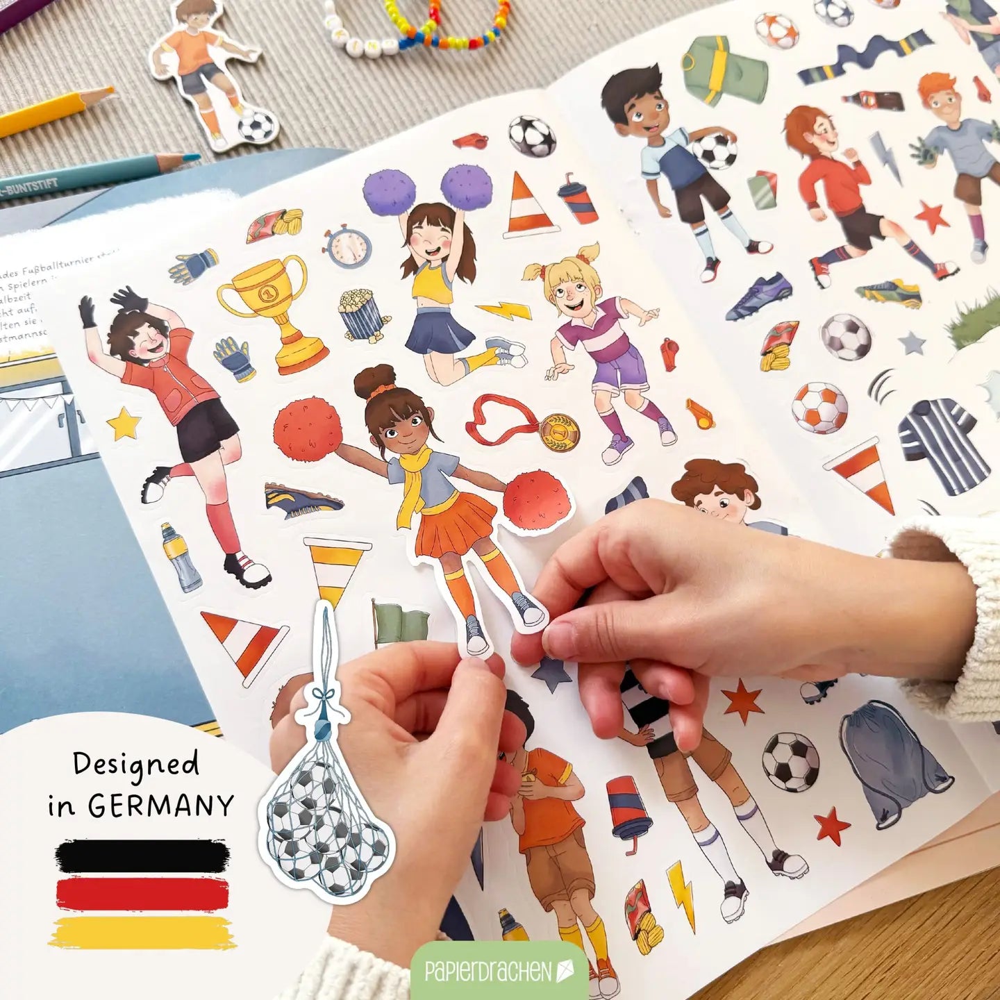 Mein kreatives Fußballwelt Heft - Malen, Rätseln, Stickern