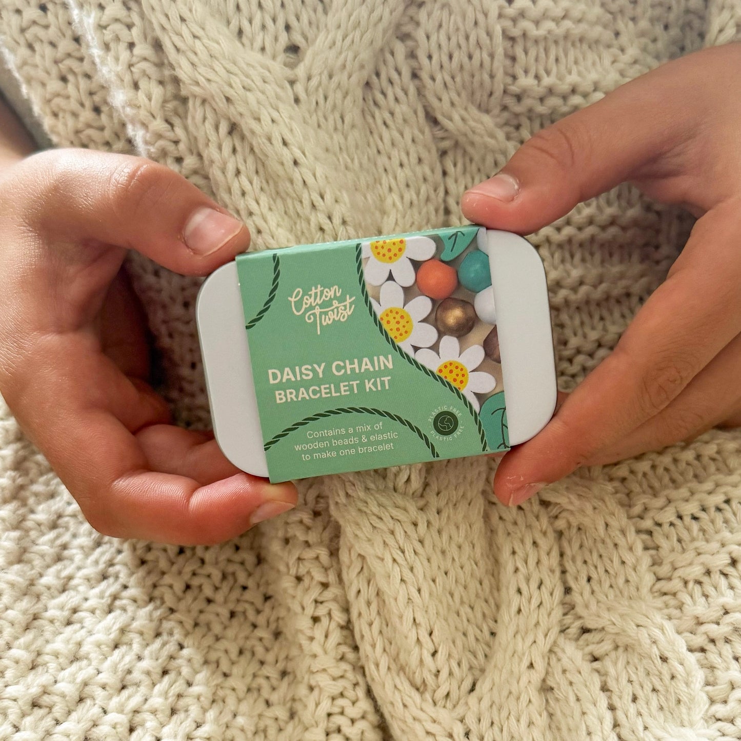 Geschenkset mit Gänseblümchen-Armband in der Dose