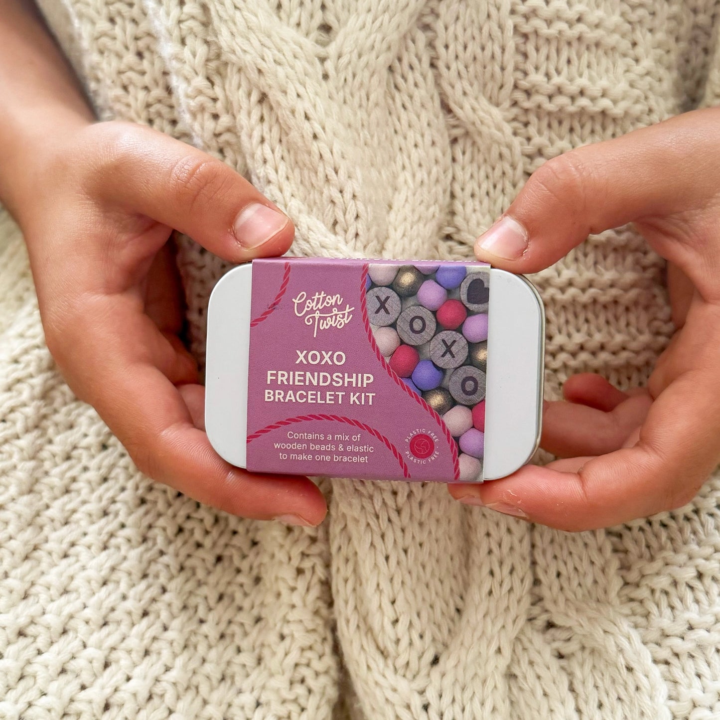Perlen-XOXO-Freundschaftsarmband-Geschenkset in der Dose