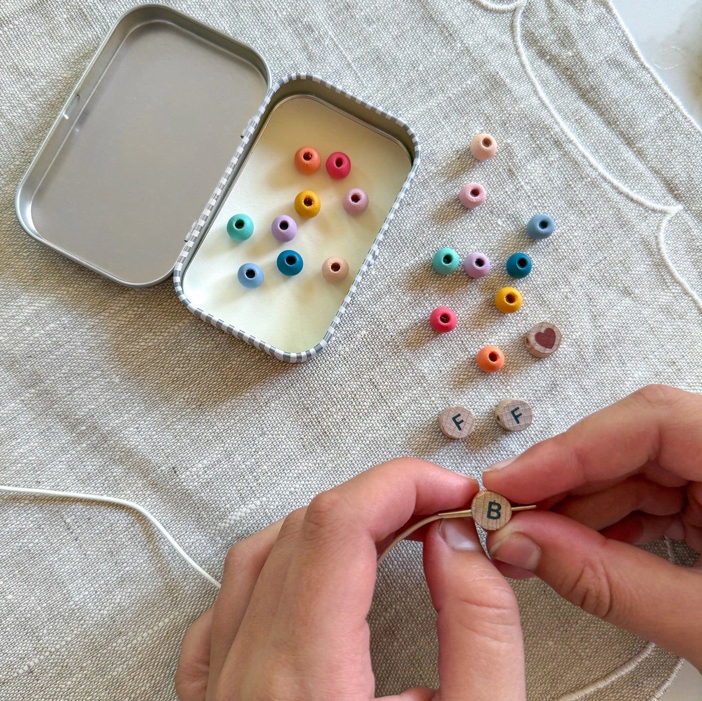 Perlen-Best-Friends-Forever-Freundschaftsarmband-Geschenkset in der Dose