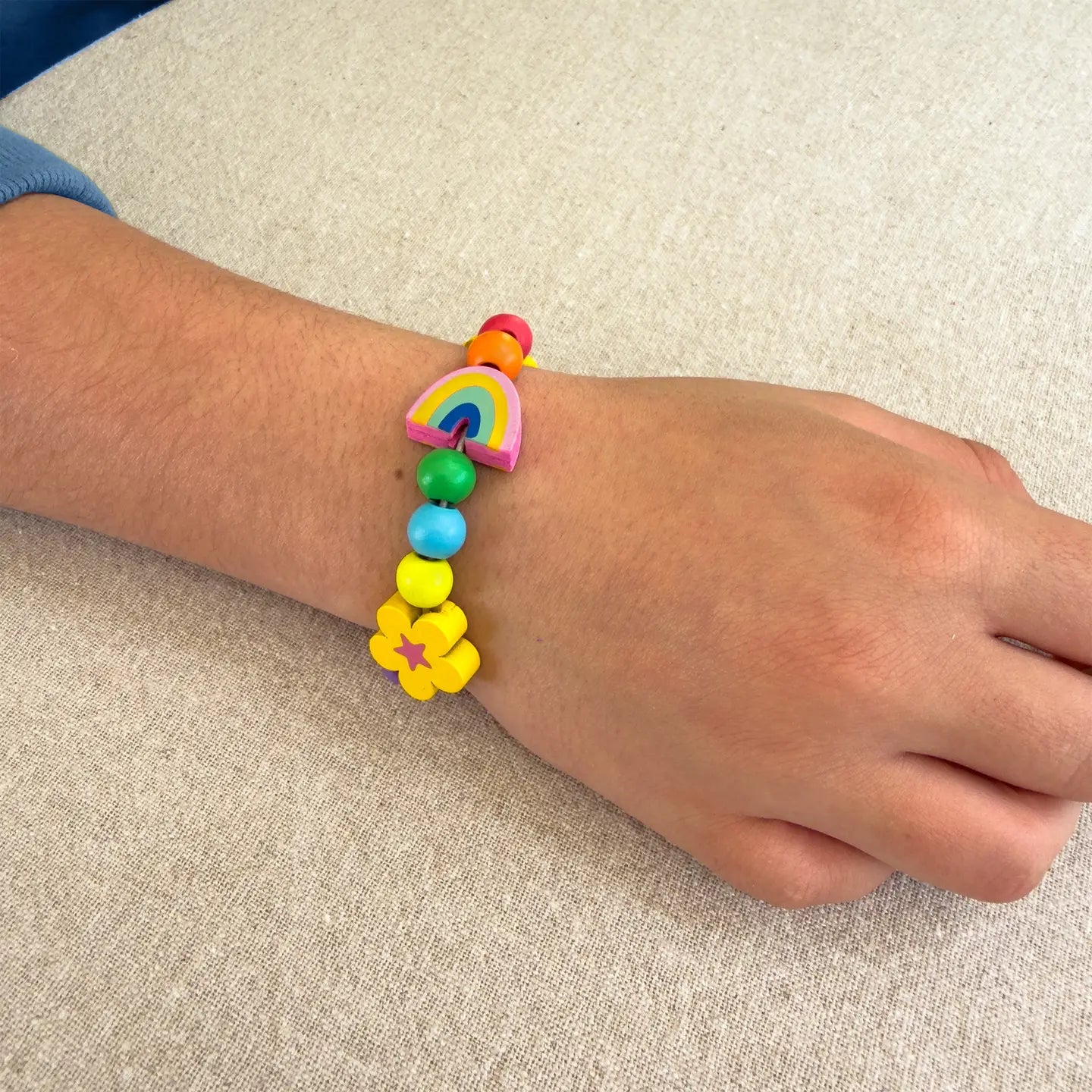 Regenbogen-Armband-Perlen-Set im wiederverwendbaren Metallkasten